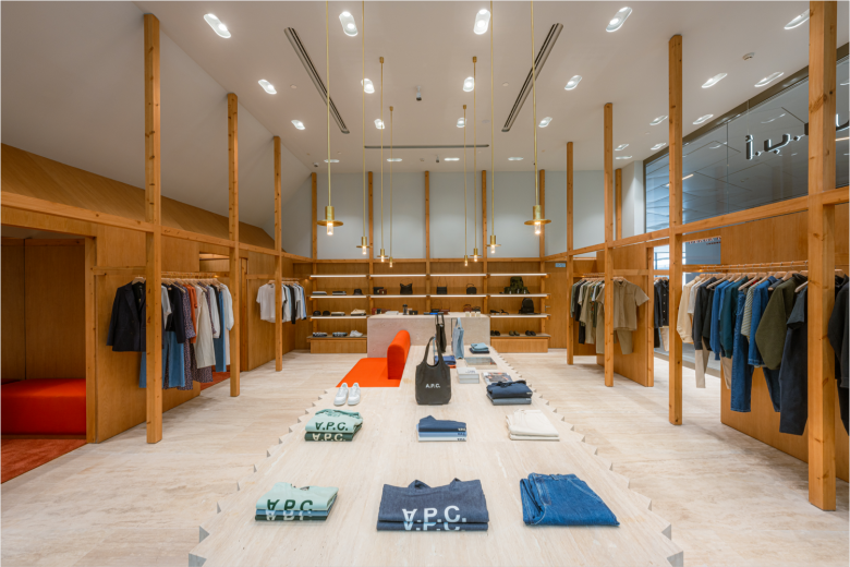 Торговый зал с витриной A.P.C. store