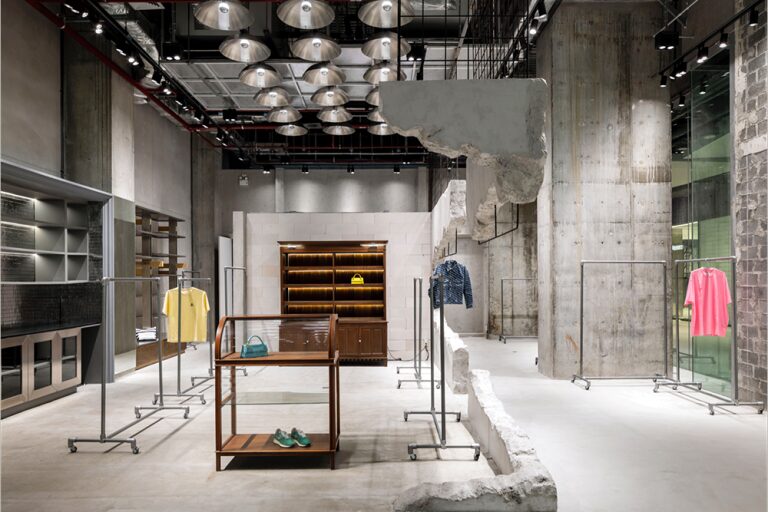 Торговый зал с витриной и вешалами Club 21 flagship store