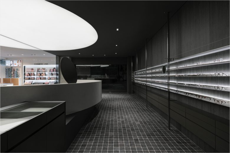 Торговый зал с зеркалом на стойке Glass Star store