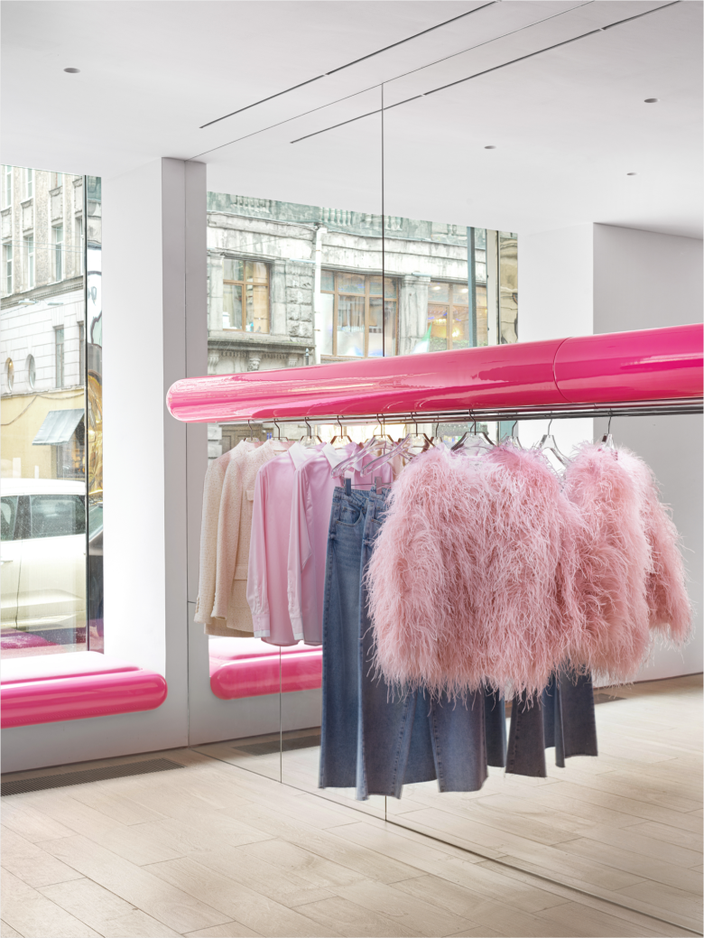 Торговый зал вешала с одеждой Viva La Vika x CHOUX store