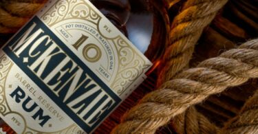 Бутылка рома и канат McKenzie 10-Year Barrel Reserve Rum
