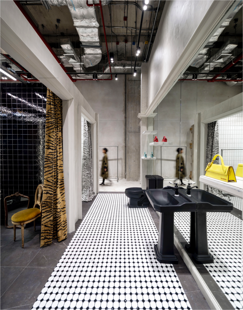 Туалетная комната с черными раковинами Club 21 flagship store