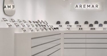 Угловая витрина с украшениями и зеркалом AREMAR jewelry Showroom