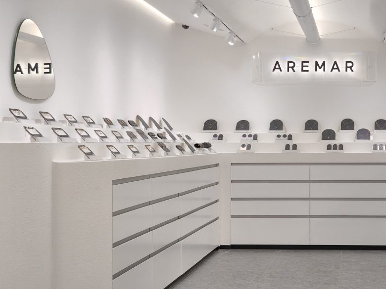 Угловая витрина с украшениями и зеркалом AREMAR jewelry Showroom