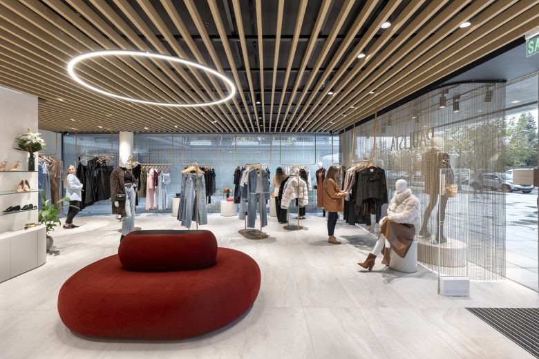 Угловой фасад магазина с витринами и прохожими Paulista Store