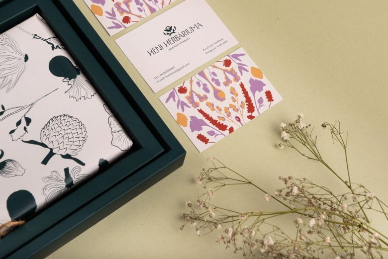 Угол коробки и визитки Heni Herbáriuma plant relief packaging