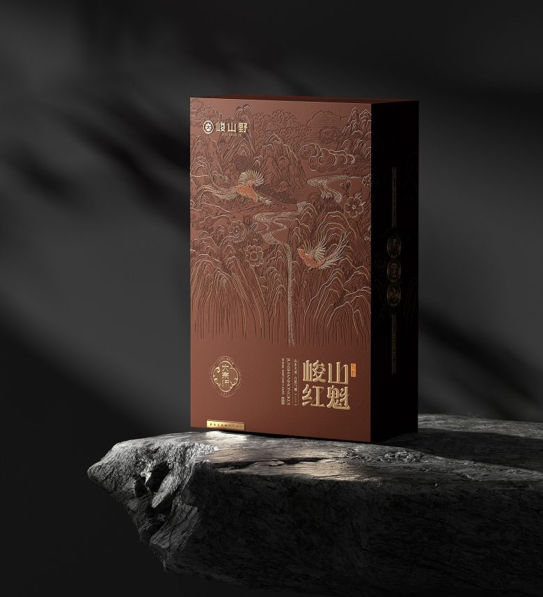 Упаковка чая в перспективе на темном фоне Junshanye x Gugo Brand