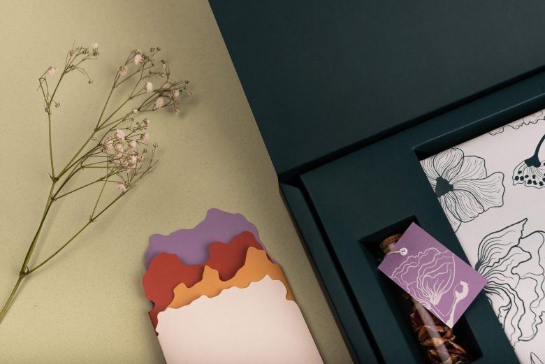 Упаковка и баночка с продукицей Heni Herbáriuma plant relief packaging вблизи