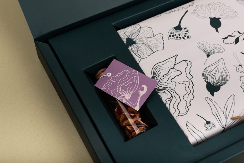 Упаковка и баночка с продукцией Heni Herbáriuma plant relief packaging