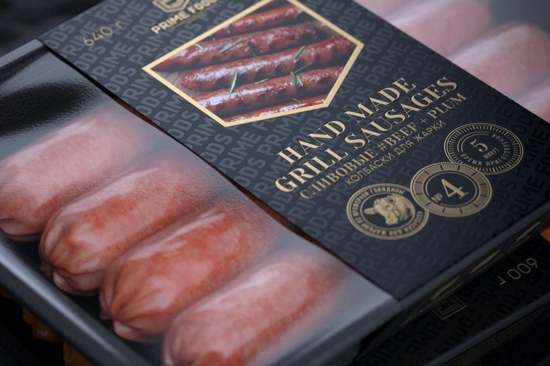 Упаковка колбасок гриль крупным планом Prime Foods