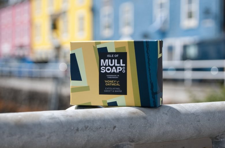 Упаковка мыла на фоне городского пейзажа Isle Of Mull Soap