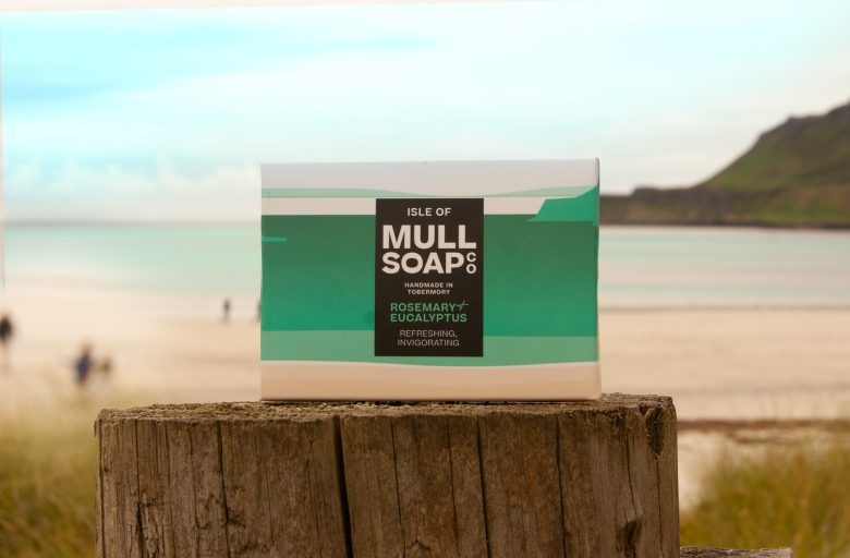 Упаковка мыла на фоне пляжа и моря Isle Of Mull Soap