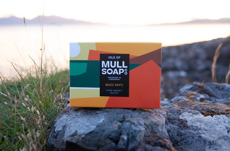 Упаковка мыла на камне у воды на закате Isle Of Mull Soap