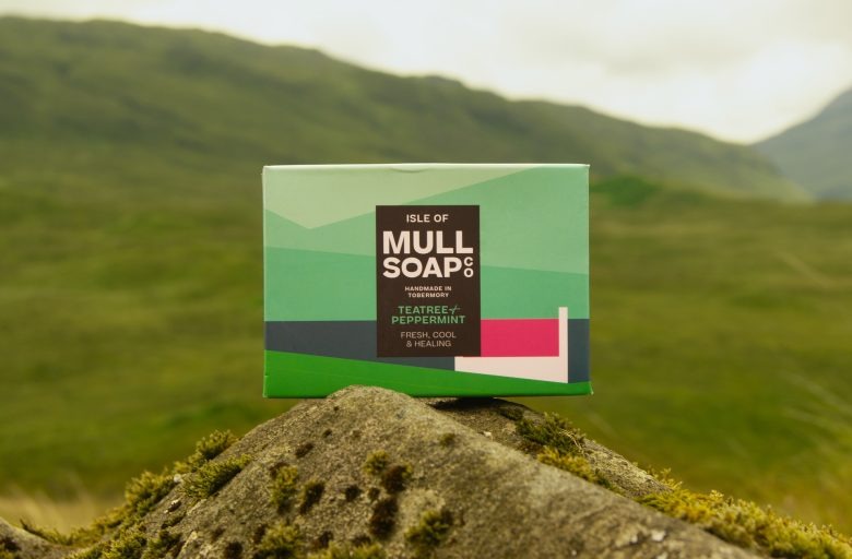 Упаковка мыла на камне в горах Isle Of Mull Soap