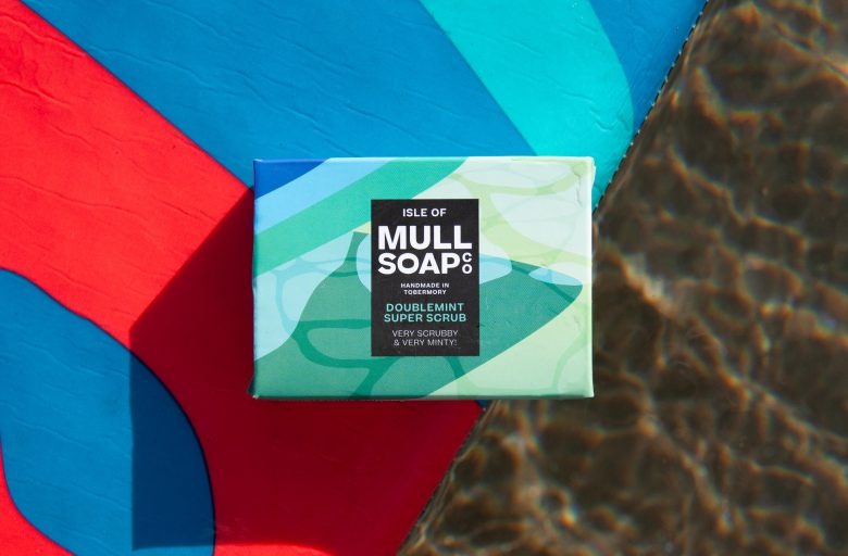 Упаковка мыла на ярком цветном фоне с водой Isle Of Mull Soap
