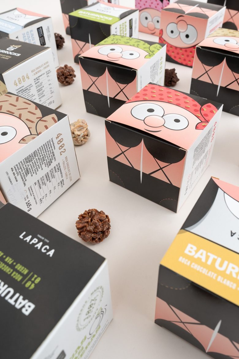Упаковки с персонажами и шоколадными шариками на столе LAPACA Baturrocks