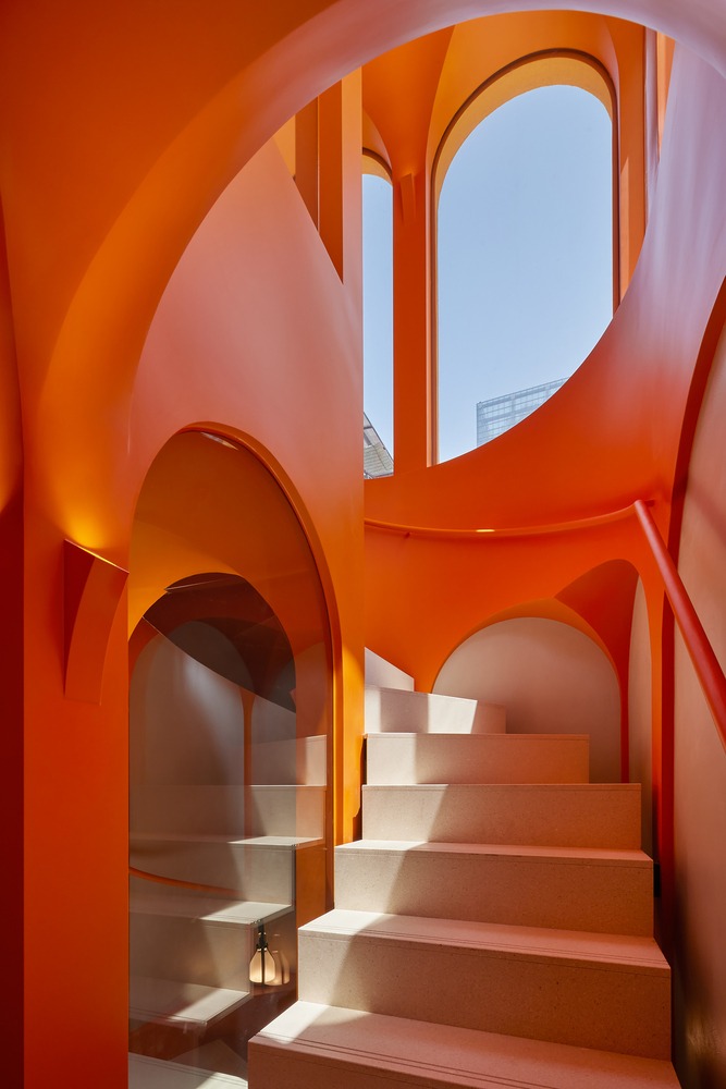 Узкая фигурная лестница Yongsan Francoreen HQ