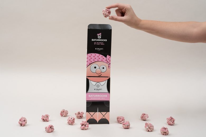 Вертикальная упаковка и рука с десертом над коробкой LAPACA Baturrocks