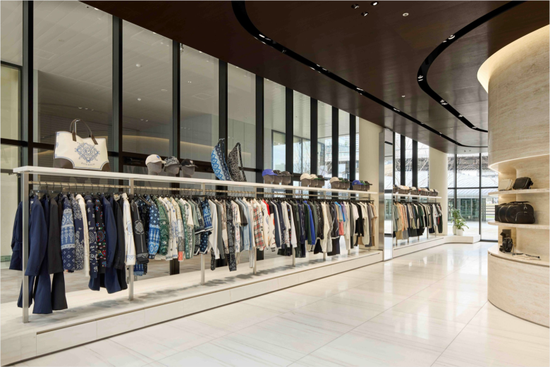 Вешала с одеждой в торговом зале KITH flagship store