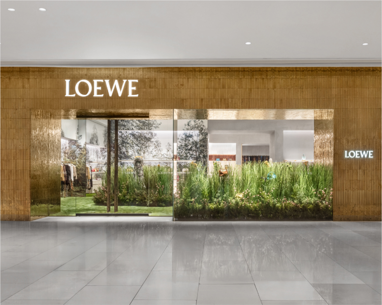 Вход в бутик Casa LOEWE