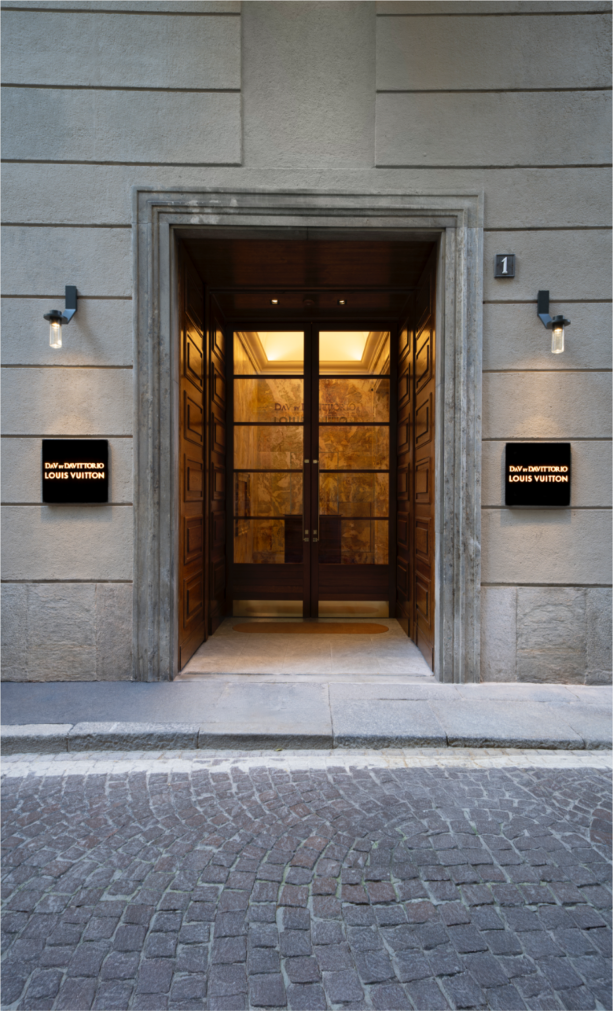 Вход в бутик Louis Vuitton store