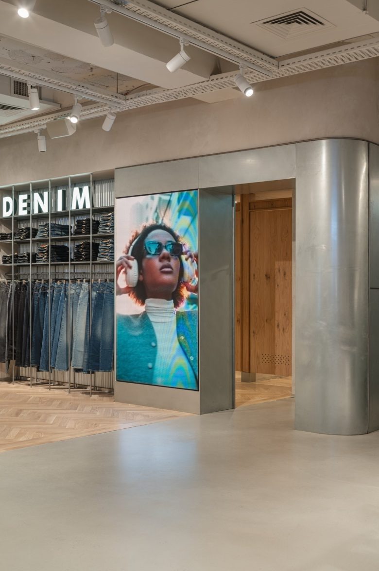 Вход в примерочные с металлической облицовкой Story Eilat store