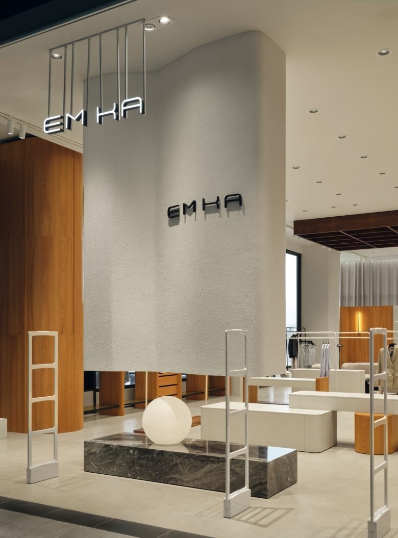 Входная зона магазина одежды EMKA store