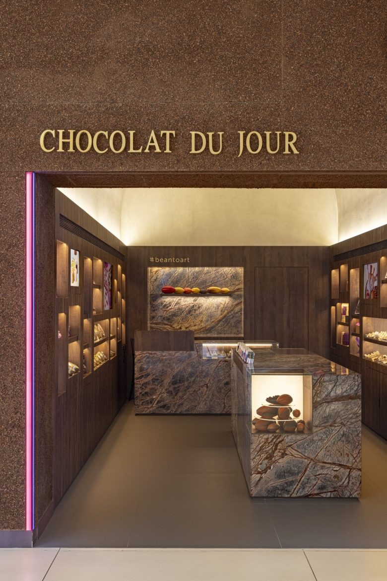 Входная зона с логотипом и интерьером Chocolat Du Jour