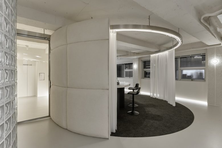 Входная зона с мягкими панелями и шторой Self Maker Showroom