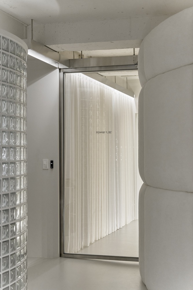 Входная зона со стеклоблоками и шторами Self Maker Showroom