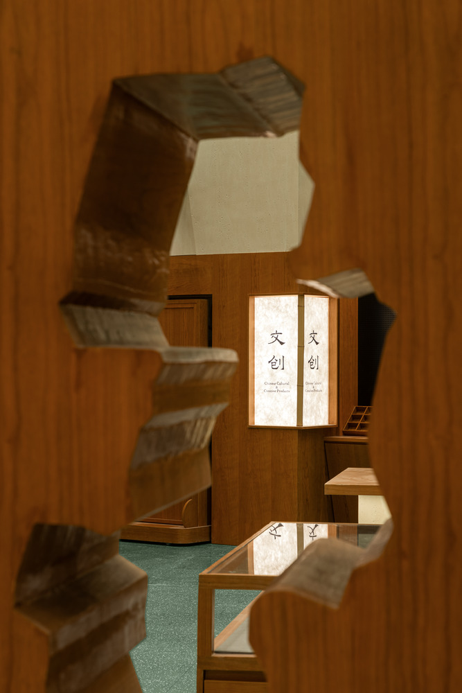 Вид через резной проем на вывеску в магазине XIEZI