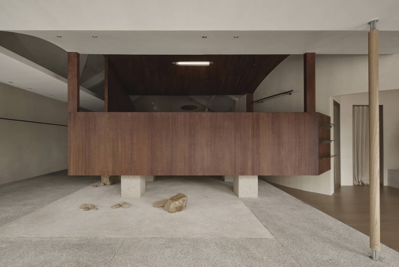 Вид на деревянный объем и открытое пространство бутика Moment Boutique Store