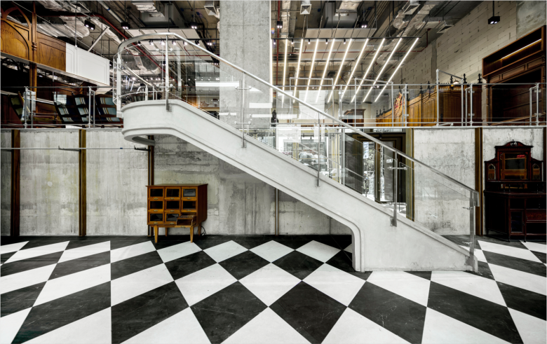 Вид на лестницу со стороны Club 21 flagship store