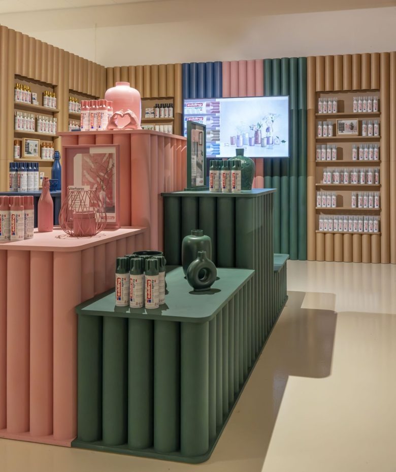 Вид на магазин с покупателем в движении Transforming the everyday with Edding