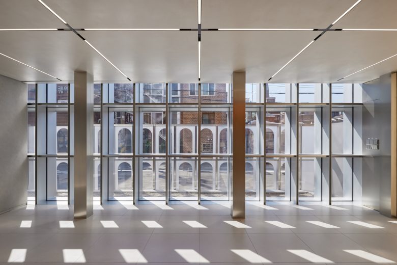 Вид на панорамные окна Yongsan Francoreen HQ