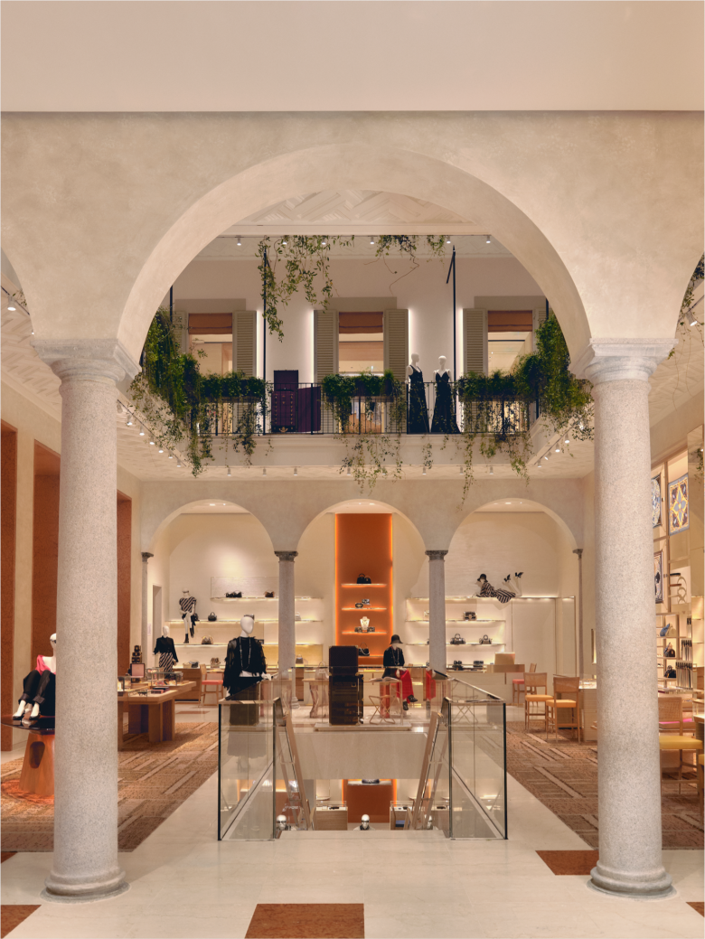 Вид на стеклянную лестницу со второго этажа Louis Vuitton store