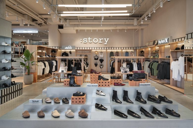 Вид на торговый зал с обувной экспозицией Story Eilat store