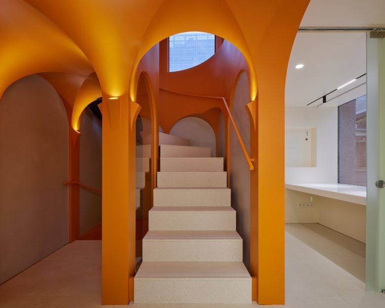 Вид прямо на лестницу Yongsan Francoreen HQ