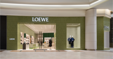 Вид с холла на магазин LOEWE store