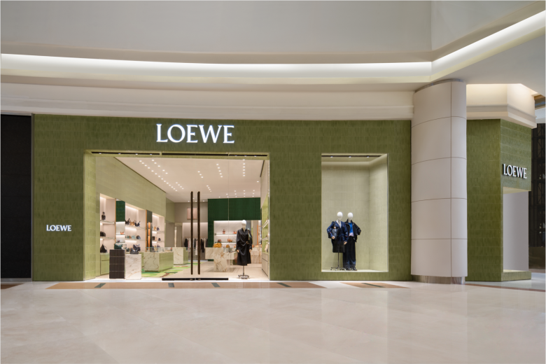 Вид с холла на магазин LOEWE store