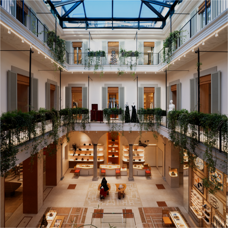 Вид со второго этажа на торговый зал Louis Vuitton store