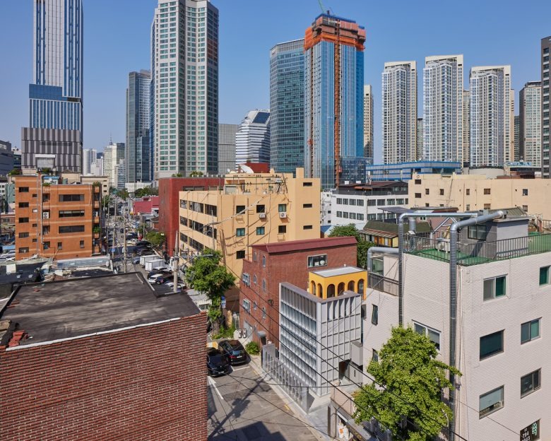 Вид сверху издалека на здание Yongsan Francoreen HQ