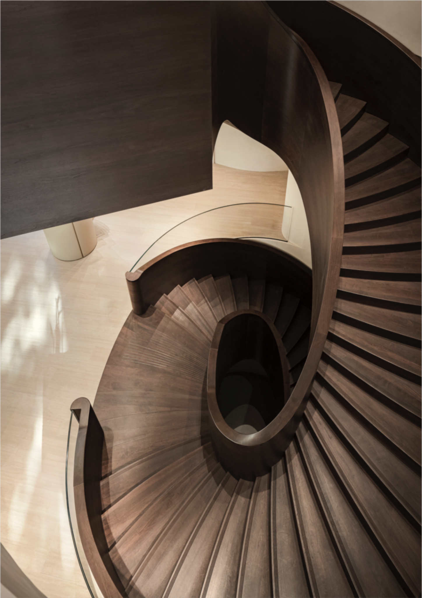 Вид сверху на деревянную лестницу Polène store