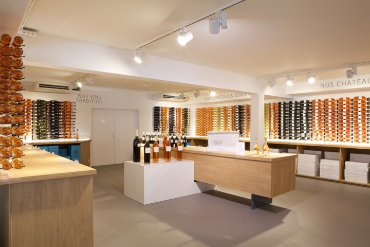 Шикарное оформление витрины винного магазина Vignerons во Франции