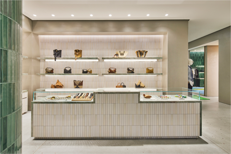 Витрина сумок и аксессуаров в бутике Loewe