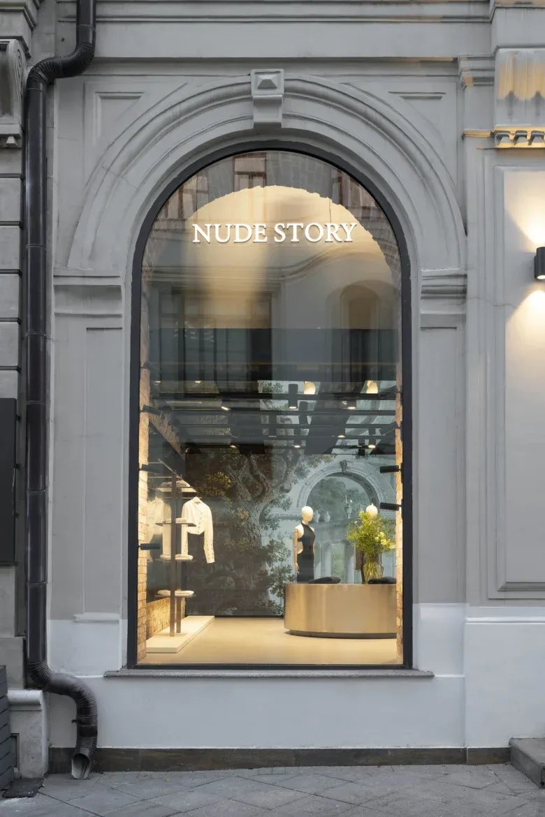 Витрина магазина с арочным окном NUDE STORY store