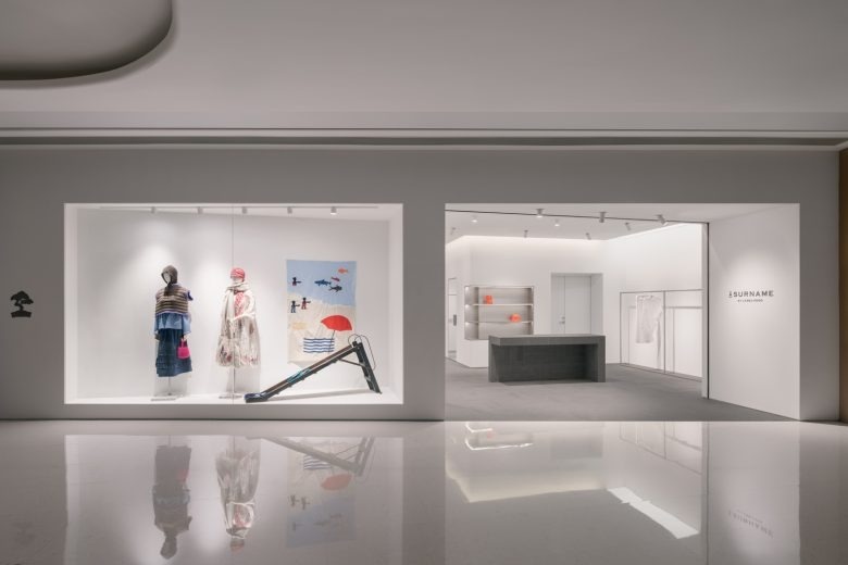 Витрина магазина с манекенами A SURNAME store