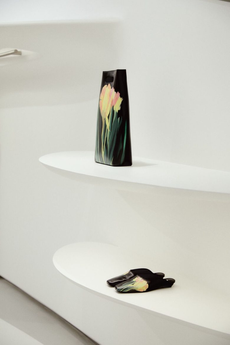 Витрина с аксессуарами на белых полках Marisfrolg Showroom