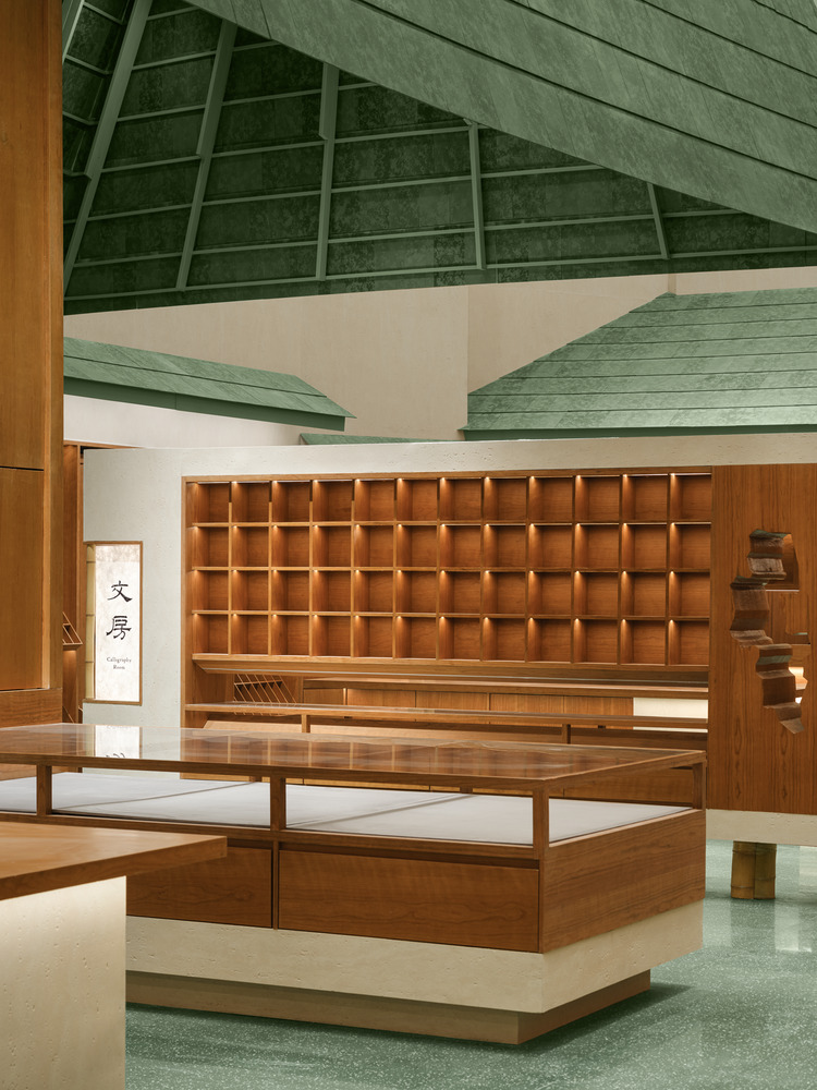 Витрина с деревянными ячейками в магазине XIEZI