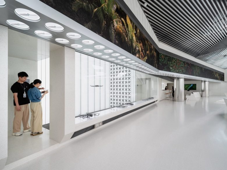 Витрина с экспозицией дронов и аксессуаров DJI flagship store